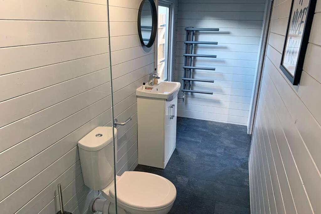 Cosy, Self-Contained Garden Room In City Centre! Hereford Eksteriør billede