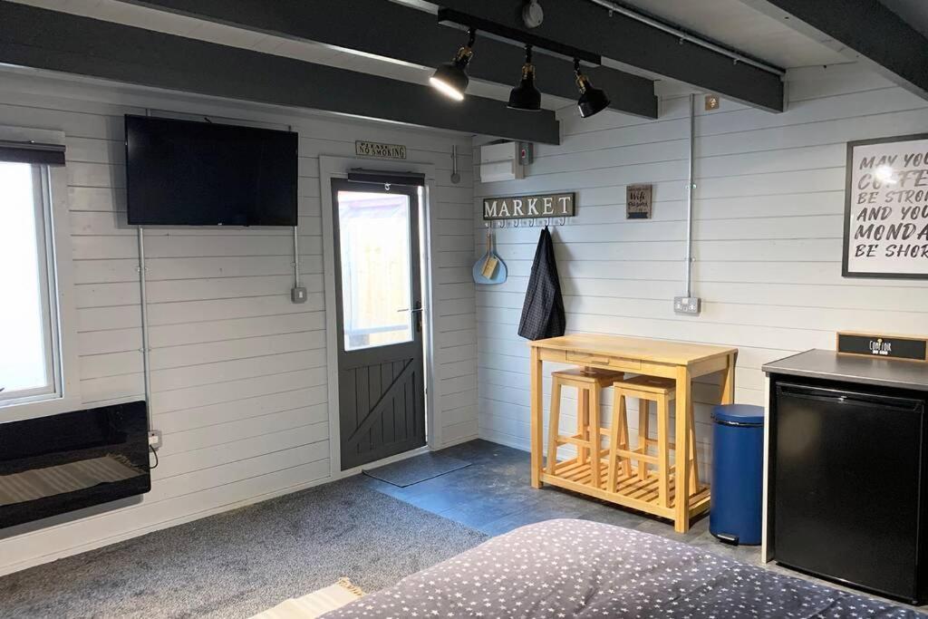 Cosy, Self-Contained Garden Room In City Centre! Hereford Eksteriør billede
